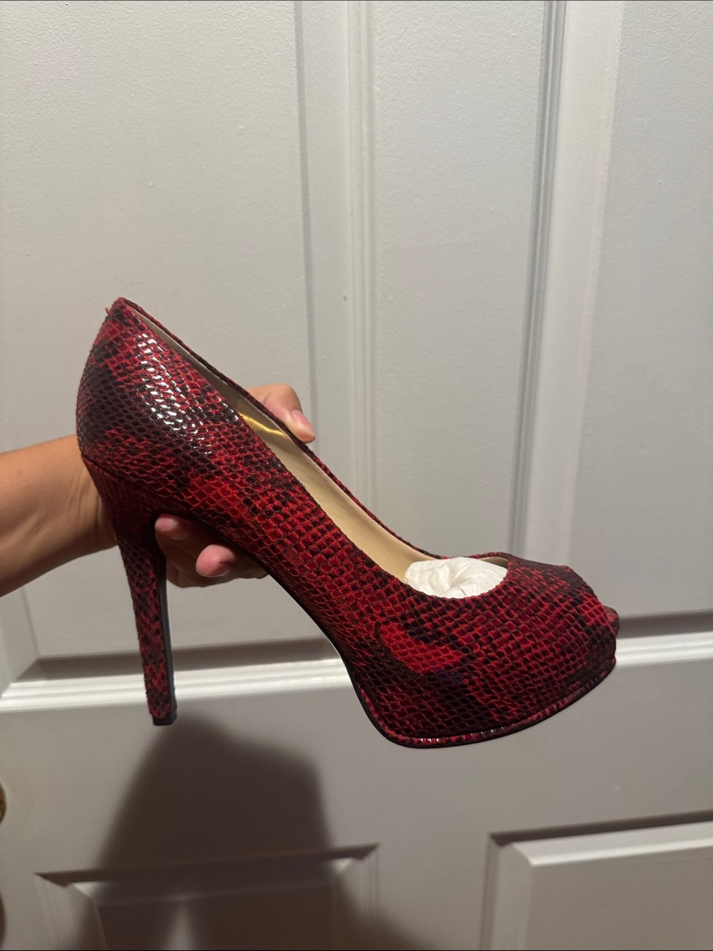 Guess Honora3 Red Snakeskin Peep Toe Pumps Heels Size 9 M Box EUC
